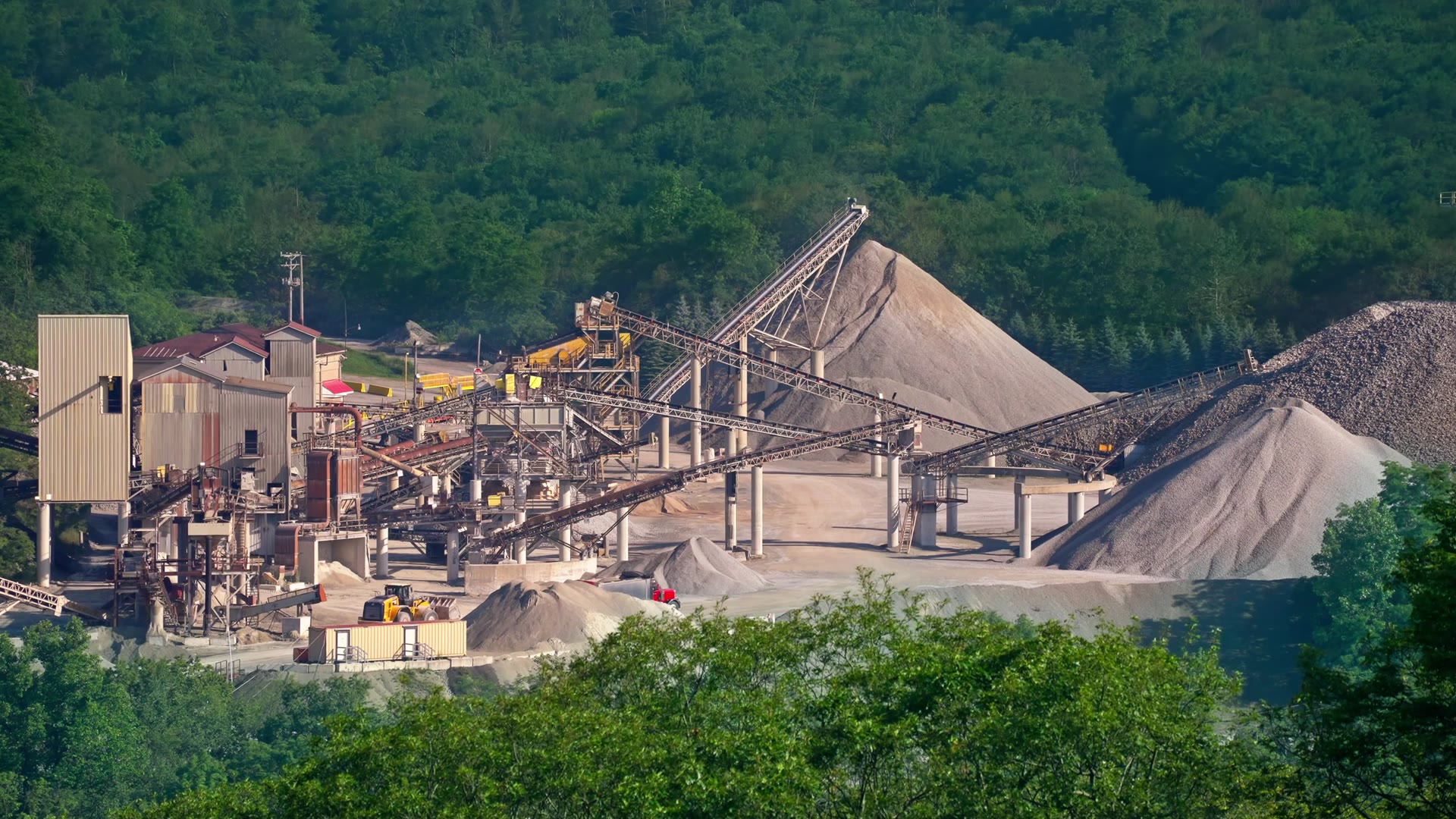 Mineral processing plant with conveyors and stockpiles